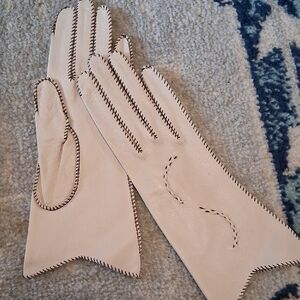 Deer Skin Women’s Beige Leather Gloves with Contrast Stitching, Size 6.5, XS